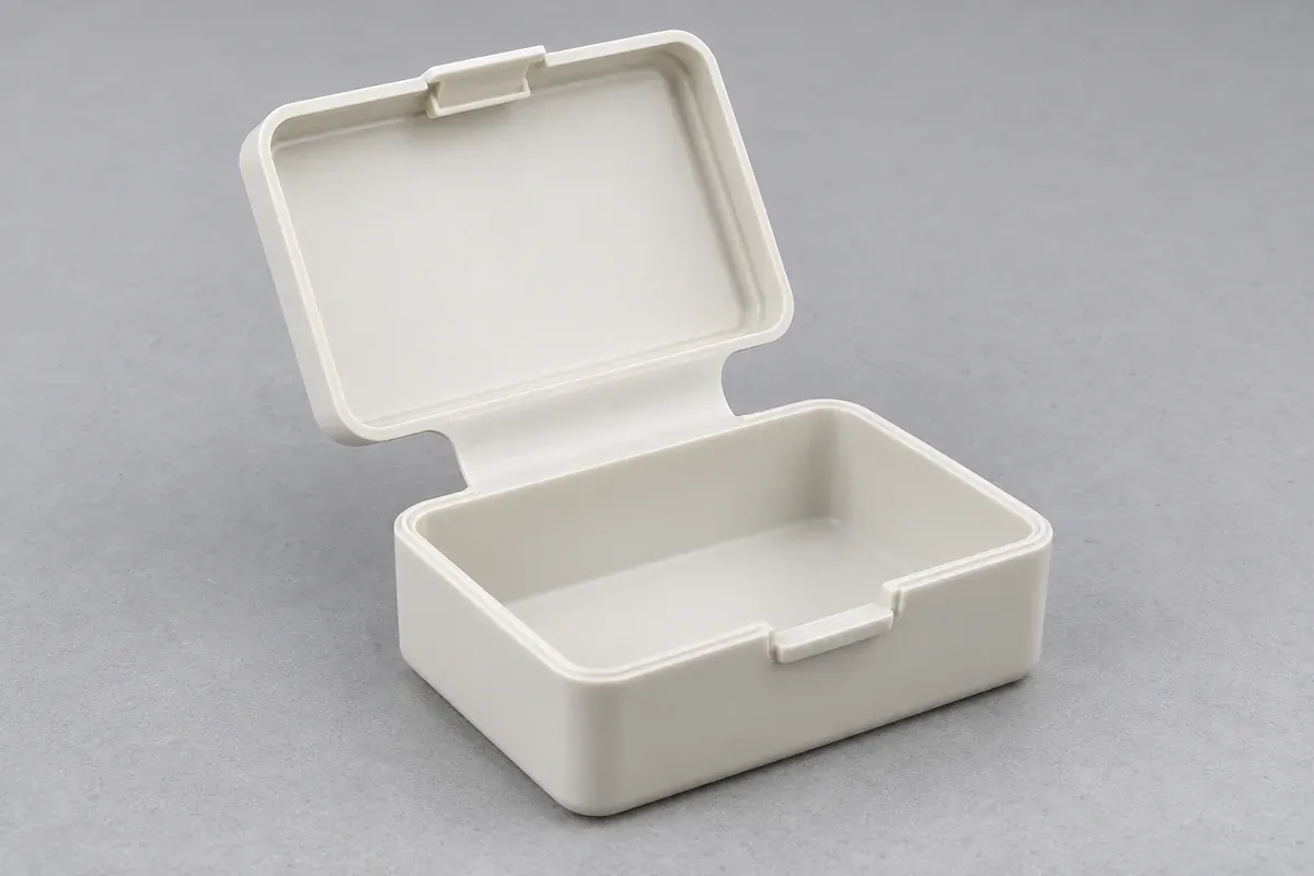 Smooth molded open cover with a witness on its rigid frame