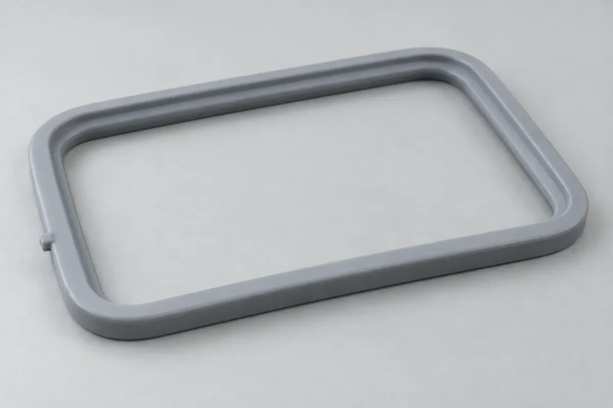 Curved silicone sealing face with a small witness located away from the contact land
