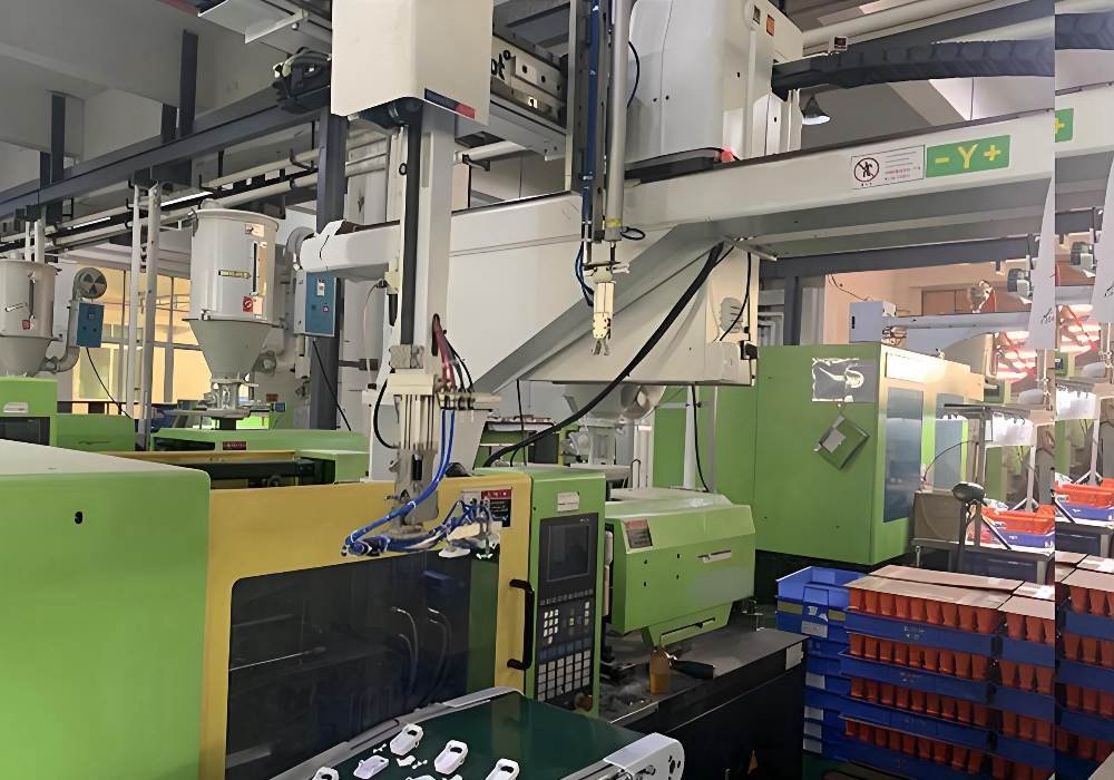 How Does an Injection Molding Machine Work