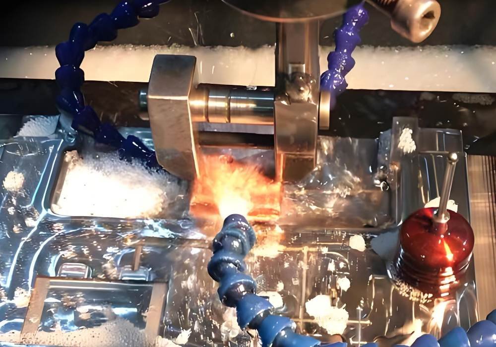 Che cosa è la lavorazione elettroerosiva CNC (EDM)