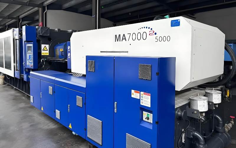 700 ton injection machine