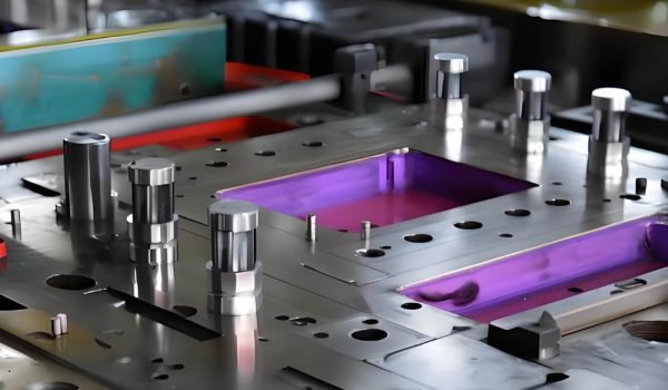 Una guida completa allo stampaggio a matrice: definizione, tipi e suggerimenti